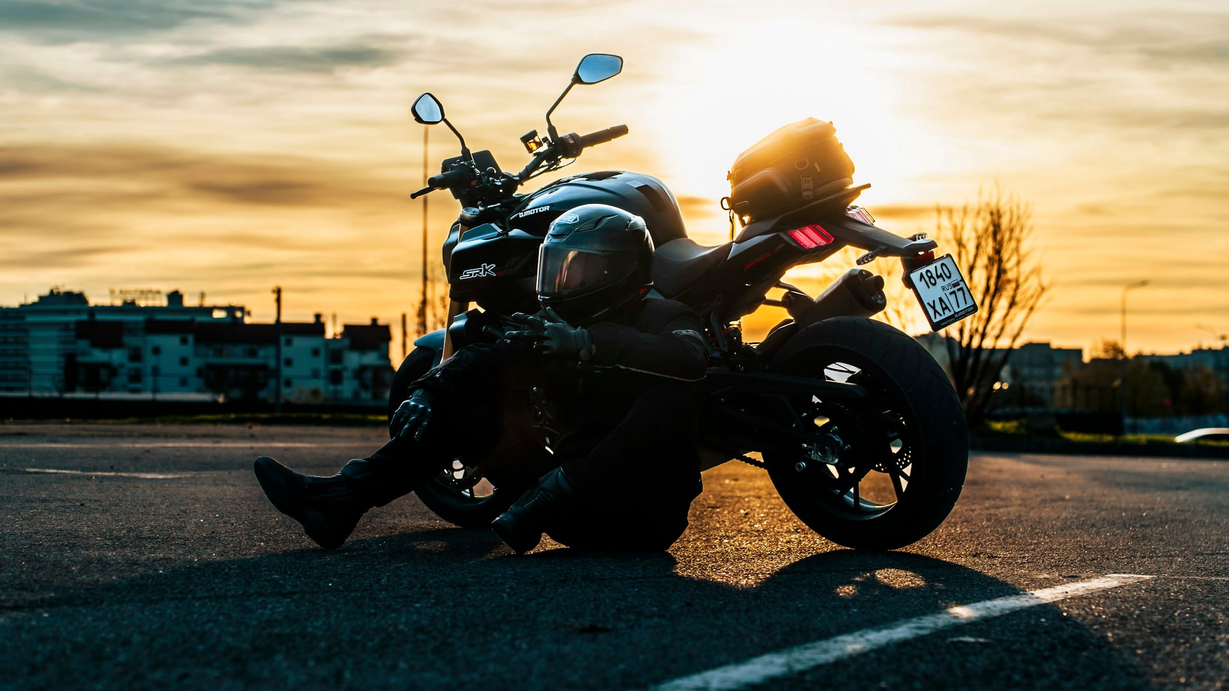 Motorrad und Fahrer als Silhouette im goldenen Abendhimmel
