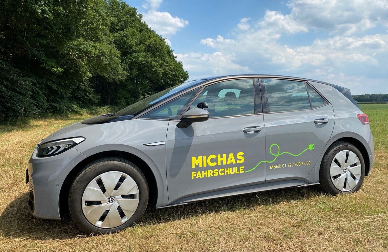 Der VW ID.3 von Micha's Fahrschule am Feldrand in der Abendsonne