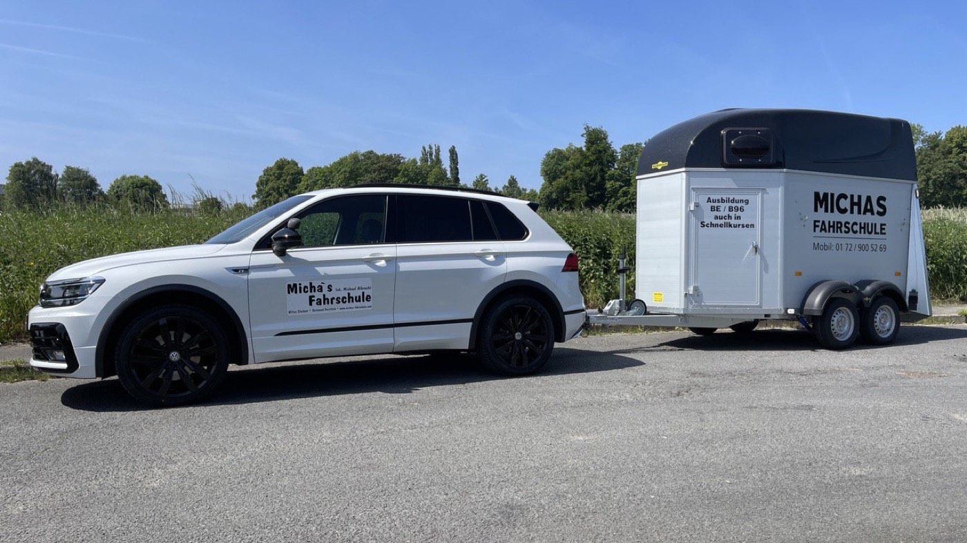 VW Tiguan mit Anhänger für die Ausbildung Klasse BE und B96